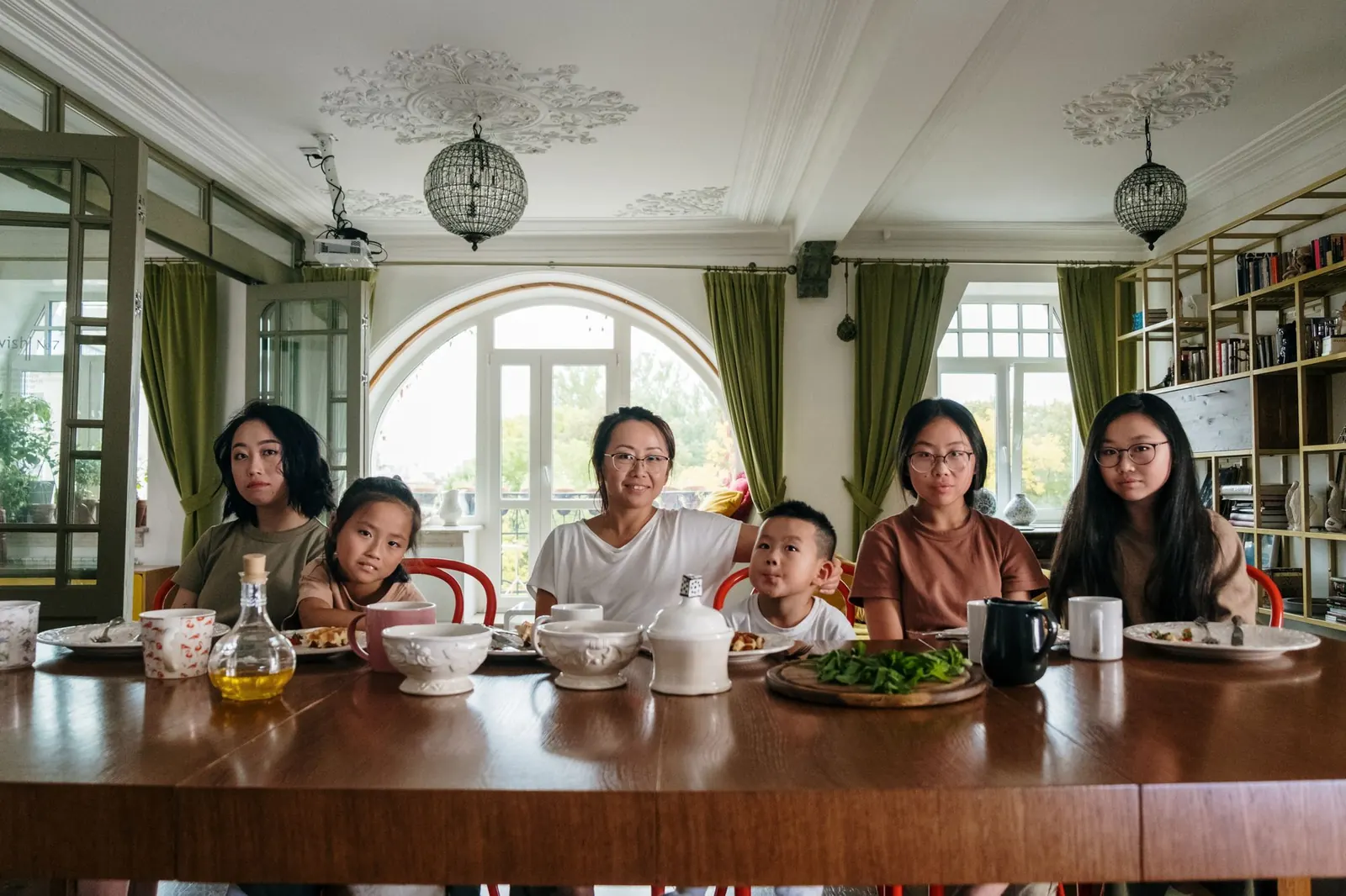 Une famille de plusieurs générations réunie autour d'une grande table dans une salle à manger